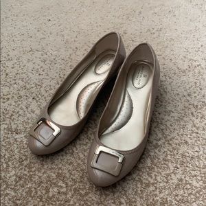 Bandolino nude pumps